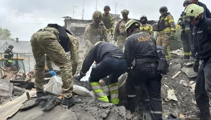 რუსების მიერ ზაპოროჟიეზე დარტყმის შედეგად დაღუპულთა რაოდენობა 20-მდე გაიზარდა - 11 ოქტომბერი ზაპოროჟ