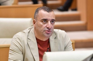 რატი იონათამიშვილი: ამ ქალბატონებს როგორც ჩანს ჰგონიათ, რომ არჩევნებში მონაწილეობას იღებენ არა ადამიანები, არამედ არაჟნის ქილები და ბოთლები, მე შემიძლია ისინი დავამშვიდო, ვინაიდან სააკაშვილი უკვე ძალიან დიდი ხანია, რაც არის არაჟნების ლეგიტიმური პრემიერი, პრეზიდენტიც და ტუსაღიც