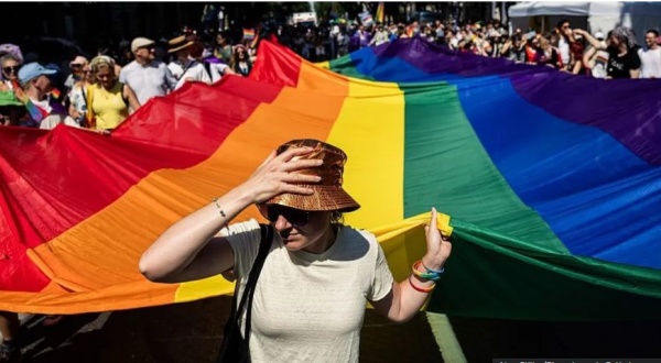 უნგრეთის პარლამენტმა ანტი-LGBTQ კანონები გააუქმა-BBC
