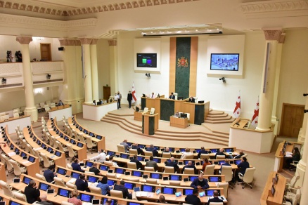 პლენარულ სხდომაზე საარჩევნო კოდექსში შესატანი ცვლილებები მეორე მოსმენით მიიღეს