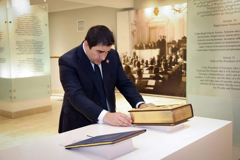 1745481474-papuashvili-sainauguracio-biblia