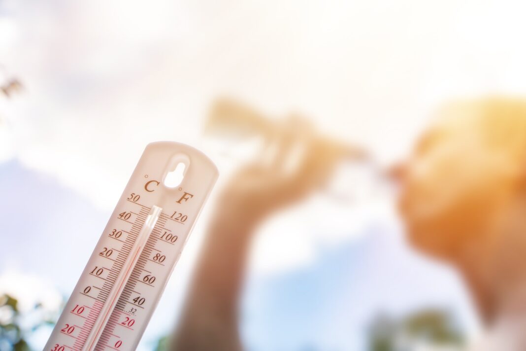 Man,Drinking,Water,In,Extreme,Heat,,Thermometer,In,Summer,Day